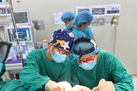 Các bác sỹ Khoa Phẫu thuật hàm mặt (Bệnh viện Hữu nghị Việt Nam-Cu Ba) thực hiện một ca phẫu thuật cho bệnh nhân. (Ảnh: PV/Vietnam+)