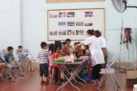 Hướng dẫn thực hành nấu bữa ăn dinh dưỡng cho trẻ tại huyện Mường Khương, tỉnh Lào Cai. (Ảnh: PV/Vietnam+)