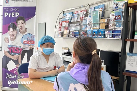 Nhân viên y tế tại Trung tâm Y tế quận Nam Từ Liêm khám, tư vấn bệnh cho một bệnh nhân. (Ảnh: T.G/Vietnam+)