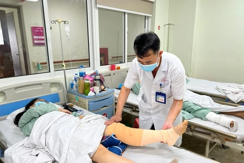 Bác sỹ chăm sóc cho bệnh nhân sau phẫu thuật. (Ảnh: PV/Vietnam+)