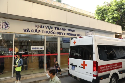 Khu vực cấp thuốc bảo hiểm y tế cho bệnh nhân. (Ảnh: PV/Vietnam+)