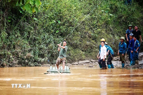 Làm cáp treo hỗ trợ người dân ở bản làng Mù Cang Chải (Yên Bái) trong mưa lũ. (Ảnh: Tuấn Anh/TTXVN)