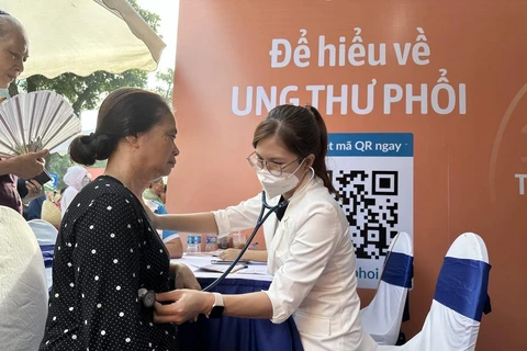 Nhân viên y tế khám tầm soát ung thư phổi cho người dân. (Ảnh: T.G/Vietnam+)
