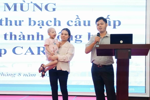 Gia đình bệnh nhi Trần Bảo Chi bày tỏ cảm ơn tới các y bác sỹ trong suốt thời gian điều trị khỏi bệnh cho bé. (Ảnh: PV/Vietnam+)