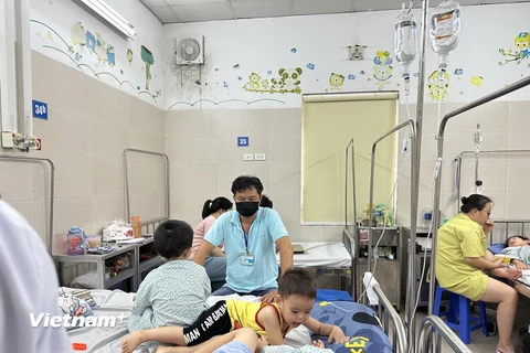 Bệnh nhi mắc sốt xuất huyết điều trị tại Bệnh viện Đa khoa Xanh Pôn, Hà Nội. (Ảnh: T.G/Vietnam+)