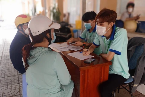 Thành viên Nhóm CAB hỗ trợ các khách hàng trong công tác phòng chống HIV/AIDS. (Ảnh: PV/Vietnam+)