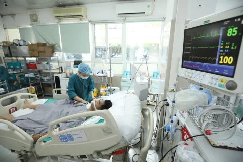 Các bác sỹ Khoa hồi sức tích cực cấp cứu cho các bệnh nhân nặng trong vụ hoả hoạn điều trị tại Trung tâm Cấp Cứu A9, Bệnh viện Bạch Mai. (Ảnh: Minh Quyết/TTXVN) 