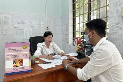 Nhân viên y tế của Trung tâm Kiểm soát Bệnh tật tỉnh Kiên Giang tư vấn về phòng chống HIV/AIDS cho công nhân, lao động. (Ảnh: T.G/Vietnam+)