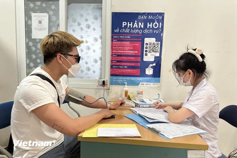 Nhân viên y tế khám, kiểm tra sức khỏe cho trường hợp điều trị bệnh HIV. (Ảnh: PV/Vietnam+)