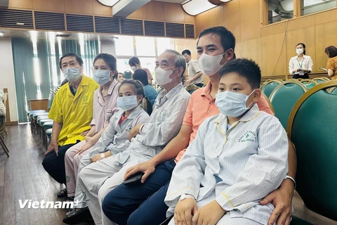 Các bệnh nhân đã hồi phục sức khỏe và được ra viện tại Bệnh viện Bạch Mai. (Ảnh: PV/Vietnam+)