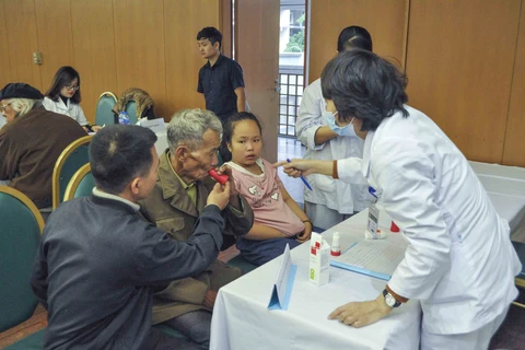 Bệnh nhân đến khám sàng lọc bệnh hen phế quản và phổi tắc nghẽn mạn tính tại Bệnh viện Bạch Mai. (Ảnh: PV/Vietnam+)