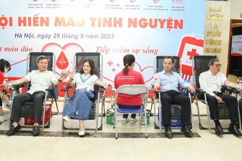 Lãnh đạo các cơ quan Trung ương, lãnh đạo Viện Huyết học-Truyền máu Trung ương và đoàn viên, thanh niên tham gia hiến máu nhân đạo. (Ảnh: PV/Vietnam+)