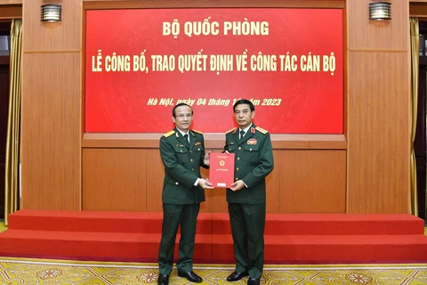 Đại tướng Phan Văn Giang - Ủy viên Bộ Chính trị, Phó Bí thư Quân ủy Trung ương, Bộ trưởng Bộ Quốc phòng đã trao quyết định bổ nhiệm Đại tá Lê Hữu Song giữ chức vụ Giám đốc Bệnh viện Trung ương Quân đội 108. (Ảnh: PV/Vietnam+)