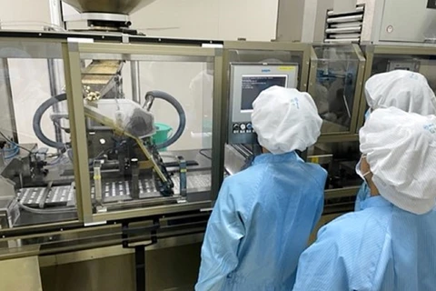 Sản xuất dược phẩm tại một đơn vị ở Việt Nam. (Ảnh: PV/Vietnam+)