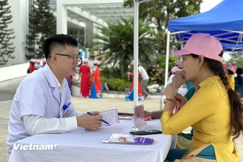 Bác sỹ tư vấn Tầm soát, phát hiện sớm ung thư vú, ung thư cổ tử cung cho các phụ nữ trong Chương trình. (Ảnh: T.G/Vietnam+)