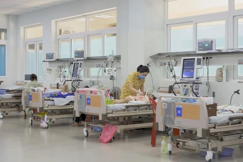 Khoa Hồi sức tích cực-Chống độc, Bệnh viện Sản Nhi Quảng Ngãi có nhiều trẻ mắc tay chân miệng với biến chứng nặng. (Ảnh: Đinh Hương/TTXVN)