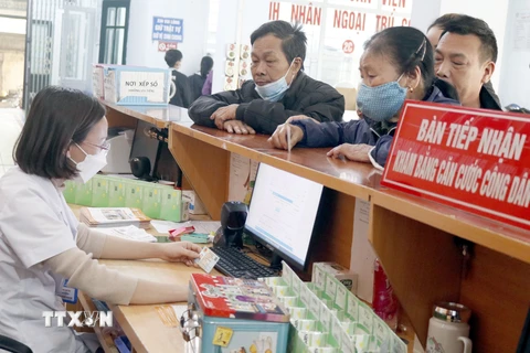 Người dân sử dụng căn cước công dân gắn chíp thay thẻ bảo hiểm y té đi khám chữa bệnh tại Bắc Giang. (Ảnh: Đồng Thúy/TTXVN)