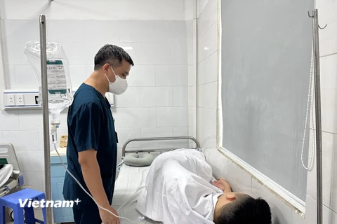 Một học sinh ngộ độc thuốc lá thế hệ mới điều trị tại Bệnh viện Bạch Mai. (Ảnh: T.G/Vietnam+)