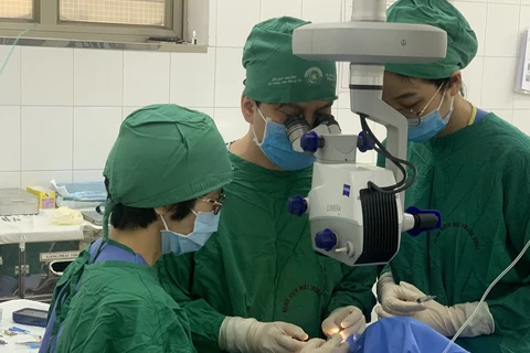Các bác sỹ Bệnh viện Mắt Trung ương thực hiện ca ghép giác mạc cho bệnh nhân. (Ảnh: PV/Vietnam+)