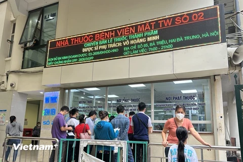 Người dân xếp hàng chờ mua thuốc tại Bệnh viện Mắt Trung ương. (Ảnh: T.G/Vietnam+)