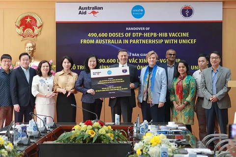 Chính phủ Australia viện trợ cho Việt Nam thông qua Quỹ nhi đồng Liên hiệp quốc UNICEF 490.600 liều vaccine 5 trong 1. (Ảnh: T.M/Vietnam+)