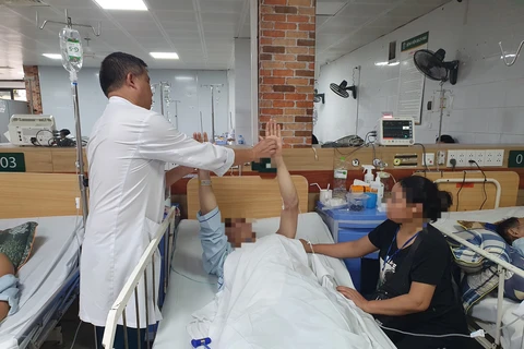 Một bệnh nhân bị ngộ độc thuốc lá điện tử dẫn tới suy tạng đang được điều trị tại Trung tâm Chống độc. (Ảnh: PV/Vietnam+)