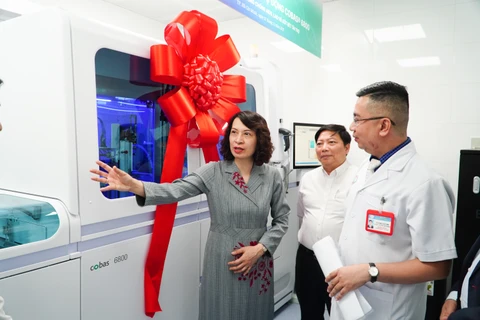 Máy tách chiết và Real Time PCR tự động Cobas 6800 có khả năng xử lý hơn 25 loại xét nghiệm kỹ thuật cao nhiều trong lĩnh vực. (Ảnh: PV/Vietnam+)