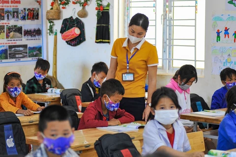 Học sinh và giáo viên Trường Phổ thông dân tộc bán trú tiểu học xã Khâu Vai (Hà Giang) đeo khẩu trang để phòng, chống bệnh bạch hầu. (Ảnh: Hoàng Hiếu/TTXVN) 
