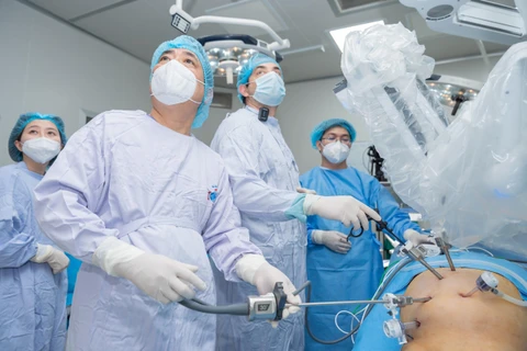 Các chuyên gia trong nước và quốc tế phẫu thuật nội soi robot cho bệnh nhân ung thư. (Ảnh: PV/Vietnam+)