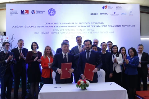 Bảo hiểm Xã hội Việt Nam và Phòng Xúc tiến Thương mại Pháp tại Việt Nam ký kết Bản Ghi nhớ hợp tác chiến lược. (Ảnh: PV/Vietnam+)