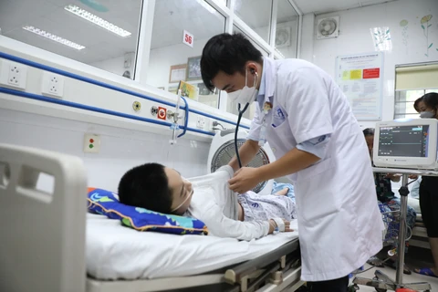Bác sỹ theo dõi sức khỏe cho một bệnh nhân. (Ảnh: PV/Vietnam+)
