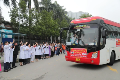 Các chuyến xe khởi hành đưa bệnh nhân về các tỉnh dịp Tết. (Ảnh: PV/Vietnam+)