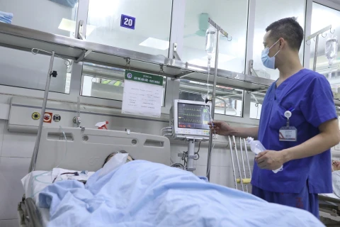 Chăm sóc, điều trị cho bệnh nhân tại Bệnh viện Bạch Mai. (Ảnh: Minh Quyết/TTXVN)