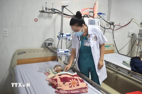 Cục Y tế Dự phòng đề nghị Sở Y tế các tỉnh, thành phố đẩy mạnh truyền thông về nguy cơ mắc bệnh và các biện pháp phòng chống bệnh ho gà, các bệnh dự phòng bằng vaccine. (Ảnh minh họa: TTXVN/Vietnam+) 