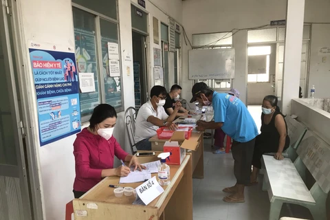 Người dân tham gia vào Dự án khám sàng lọc để phát hiện sớm bệnh lao. (Ảnh: PV/Vietnam+)