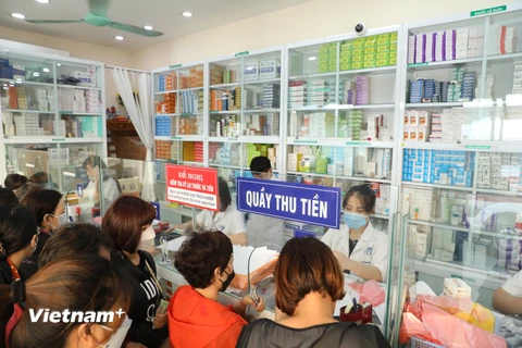 Người dân xếp hàng mua thuốc tại Bệnh viện. (Ảnh: MQ/Vietnam+)