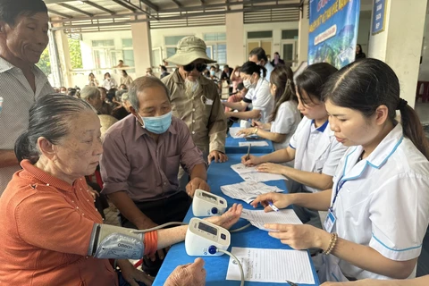 Bác sĩ khám bệnh cho người dân tại xã Bình Hòa, huyện Bình Sơn, tỉnh Quảng Ngãi. (Ảnh: PV/Vietnam+)