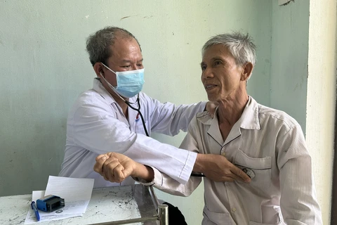 Bác sĩ khám bệnh cho người dân tại huyện đảo Lý Sơn. (Ảnh: PV/Vietnam+)