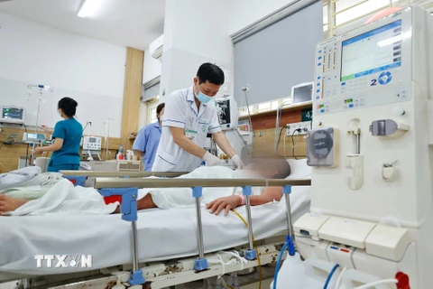 Một bệnh nhân bị ngộ độc điều trị tại Trung tâm chống độc (Bệnh viện Bạch Mai). (Ảnh: Minh Quyết/TTXVN)