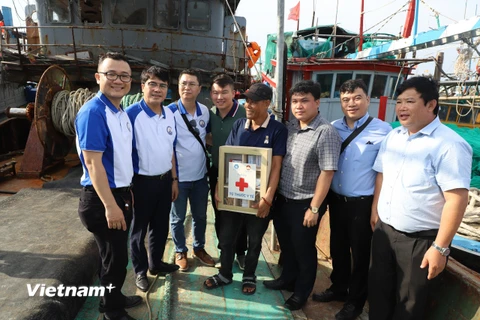 Tặng tủ thuốc y tế cho ngư dân Quảng Ngãi vươn khơi bám biển