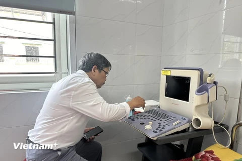 Nhân viên y tế kiểm tra máy siêu âm tại Trạm Y tế xã Bình Hòa, huyện Bình Sơn, tỉnh Quảng Ngãi. (Ảnh: T.G/Vietnam+)