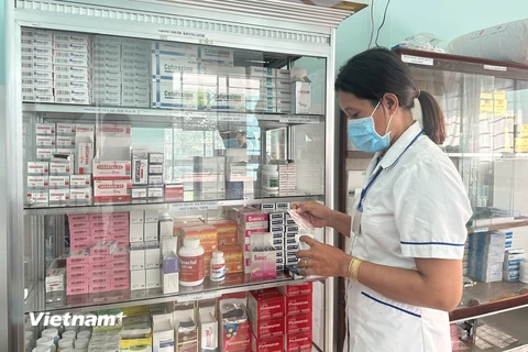 Nhân viên y tế tại Trạm Y tế xã Lương Hoà A (huyện Châu Thành, tỉnh Trà Vinh) làm công tác cấp phát thuốc cho người bệnh. (Ảnh: T.G/Vietnam+)