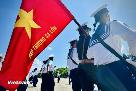 Lễ chào cờ ở Đảo Trường Sa thật đặc biệt.(Ảnh: Nguyễn Trần Tùng/Vietnam+)