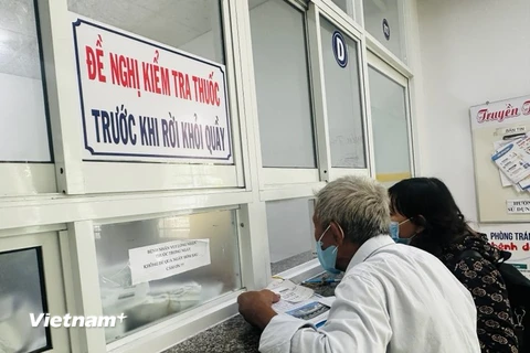 Người dân lấy thuốc tại một cơ sở y tế. (Ảnh: T.G/Vietnam+)