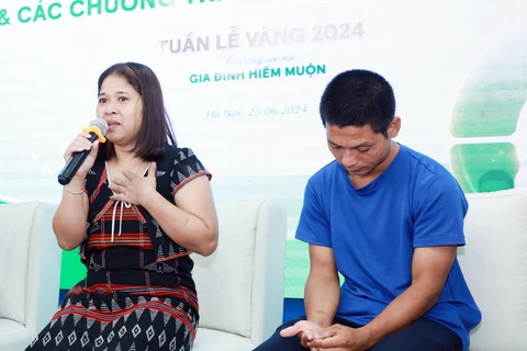 Gia đình chị B Nướch Thị Tron và anh Phan Đình Thắng chia sẻ tại chương trình. (Ảnh: PV/Vietnam+)