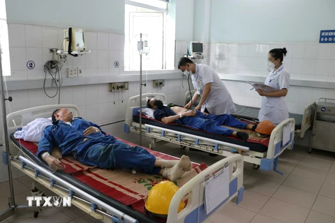 Các bệnh nhân được cấp cứu tại Bệnh viện Hữu Nghị Việt Tiệp. (Ảnh: Hoàng Ngọc/TTXVN) 
