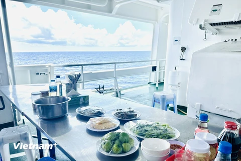 Khám phá chuyện bếp núc với những bữa ăn trên tàu ra Trường Sa