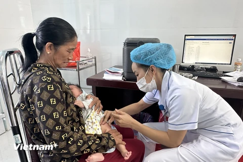 Nhân viên y tế tại huyện Cam Lộ, tỉnh Quảng Trị tiêm phòng vaccine cho trẻ nhỏ. (Ảnh: T.G/Vietnam+)