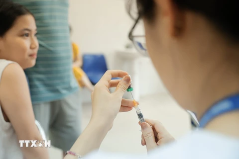 Tiêm vaccine phòng bệnh cho trẻ. (Ảnh: Minh Quyết/TTXVN)