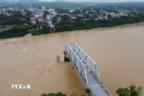 Cầu Phong Châu (Phú Thọ) bị sập sáng 9/9. Một trụ và hai nhịp của cây cầu đã bị nước lũ cuốn. (Ảnh: Tạ Toàn/TTXVN)